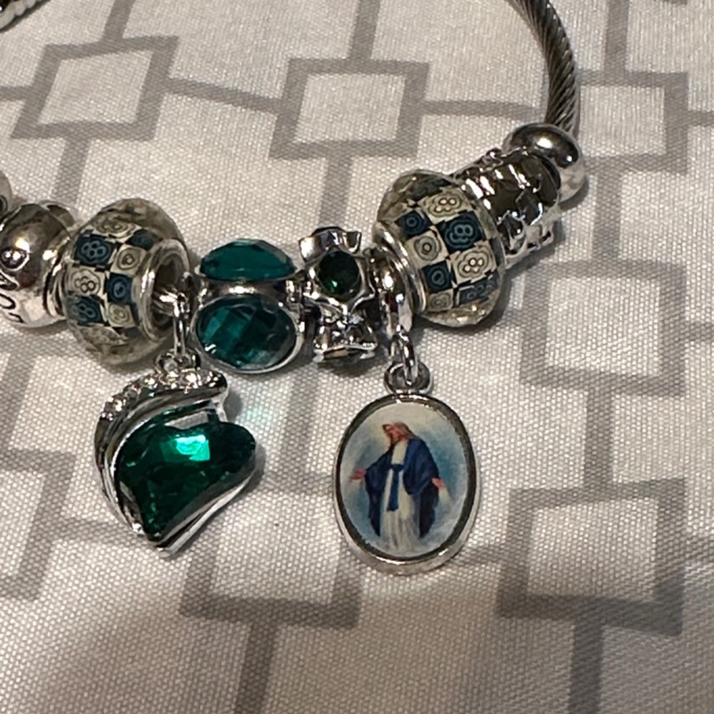 Chic Silver and Green Charm Bracelet - Picture 2 of 7